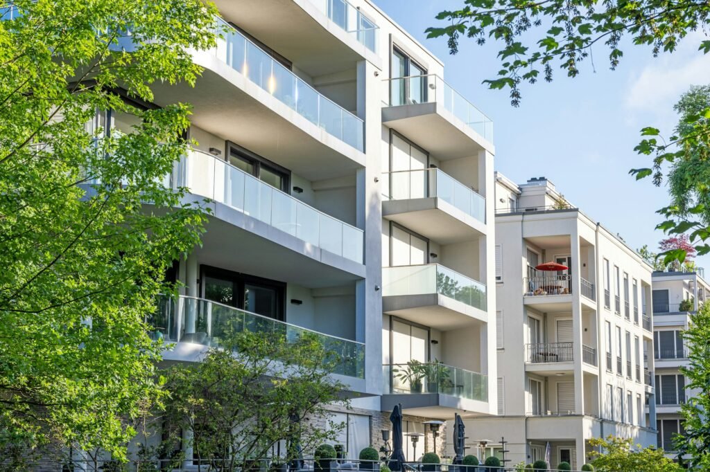 Immeuble résidentiel moderne avec balcons en verre