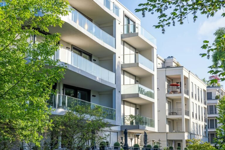 Immeuble résidentiel moderne avec balcons en verre